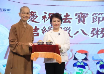 佛光山惠中寺贈臘八粥　盧秀燕感謝暖心祝福、盼來年更好