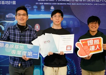 兩年拿三張國家級證照 崑山科大輔導到位 獲證還發助學金