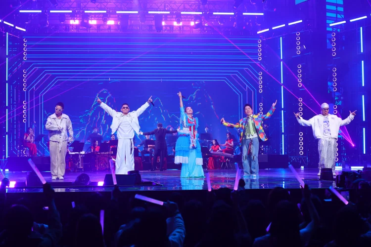WE ARE 我們的除夕夜跨世代共演　春節最大KTV包廂