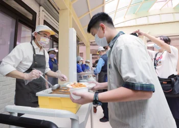 謝國樑：免費午餐每年為家長省逾1.6萬元　品質將持續精進