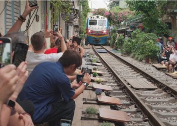 新加坡主持人楊君偉見證越南「河內火車街」體驗火車擦身驚險瞬間