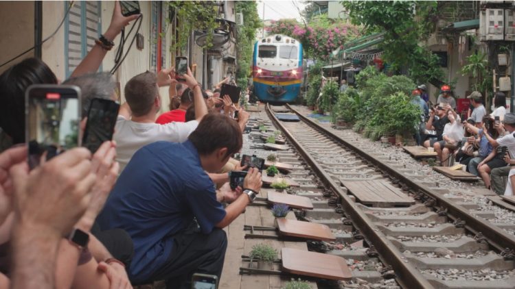 新加坡主持人楊君偉擔任《列車人生》旅人-見證越南「河內火車街」-體驗火車擦身驚險瞬間（公共電視、新傳媒提供）