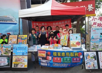 高雄小港戶所攜手區公所春節揮毫　抽彩帶宣導戶政服務