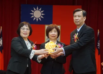 臺南郵局梁麗妍局長榮退　由邱世賢接棒