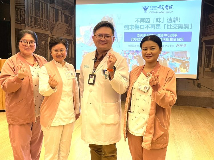 奇美醫院傷口照護中心主任林祐丞與團隊,透過提升護理人員在傷口衛生與敷料選擇上的精準度,能為更多末期病人「拔苦與樂」。(記者蔡清欽攝)