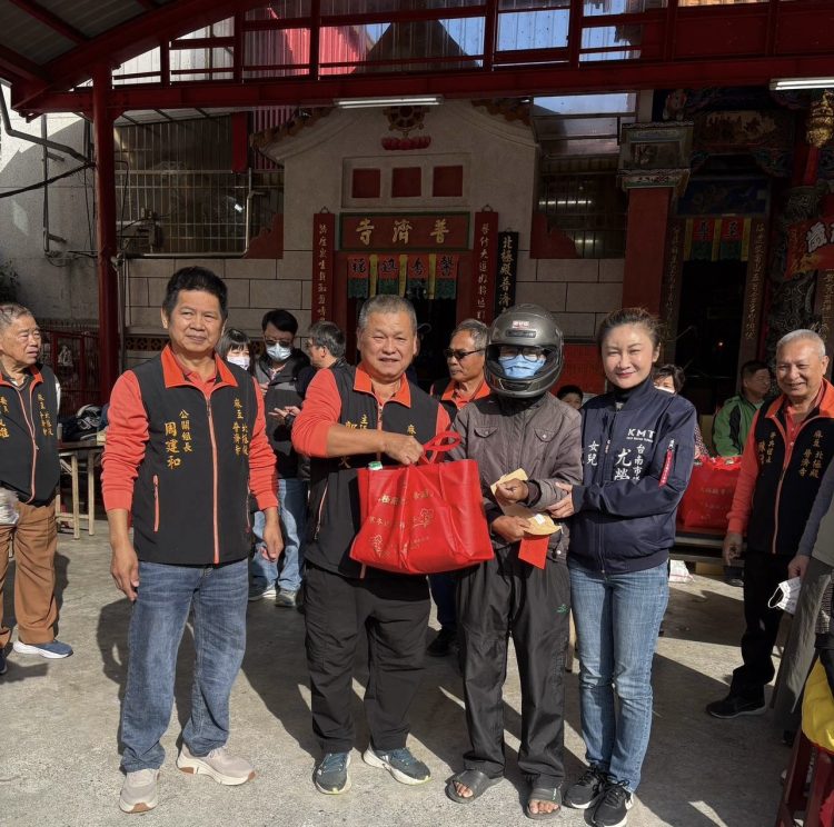 麻豆北極殿普濟寺1月11日舉辦115年寒冬送暖活動 贈送 138戶低收慰問金與民生物資