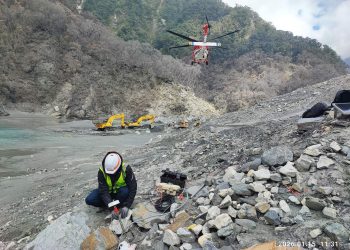 馬太鞍溪堰塞湖持續降挖作業　水位計成功回收新型監測設備