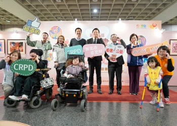 畫出不放棄的生命力量　新北「愛在畫中」巡迴畫展　首站在板橋車站展出