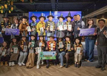 翁章梁化身「哈利翁帥」　嘉義縣觀光產業成果發表會頒獎