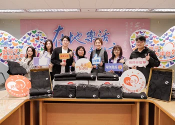 鍇睿國際攜手新北市電競產業總會　捐贈1850件連帽外套暖助弱勢