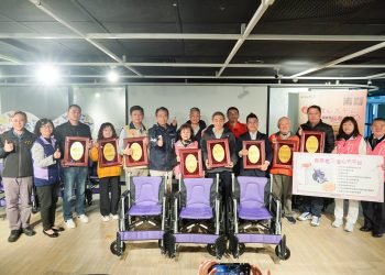 讓愛輪轉 土城鳳靈慈愛同心會等9單位 響應好日子愛心大平台 合捐305台輪椅