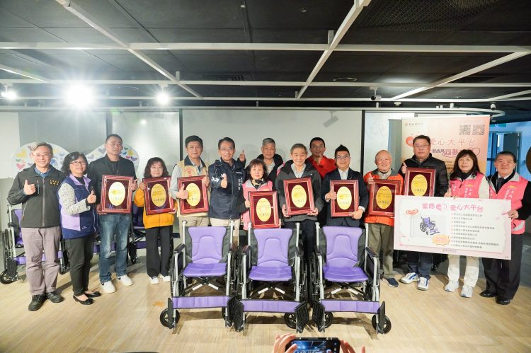 讓愛輪轉 土城鳳靈慈愛同心會等9單位 響應好日子愛心大平台 合捐305台輪椅