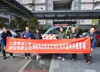 善心企業捐贈救護、救災指揮車　許淑華回贈紀念小車致謝