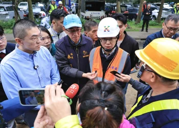 基隆麥金路自來水幹管爆裂　謝國樑到場要求全力搶修、恢復供水