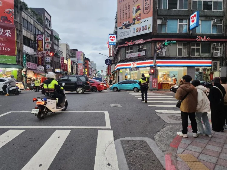 迎年貨人潮　北市警首度啟動交通快打機制因應迪化商圈