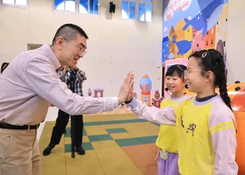七堵室內兒童樂園「大童區」開幕　謝國樑與孩童共體驗新設施