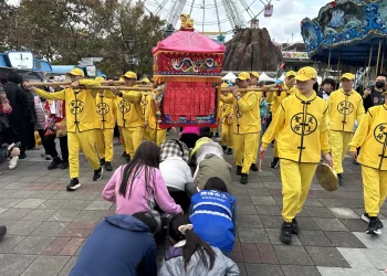 白沙屯媽祖首入兒童新樂園　為親子遊客駐駕賜福