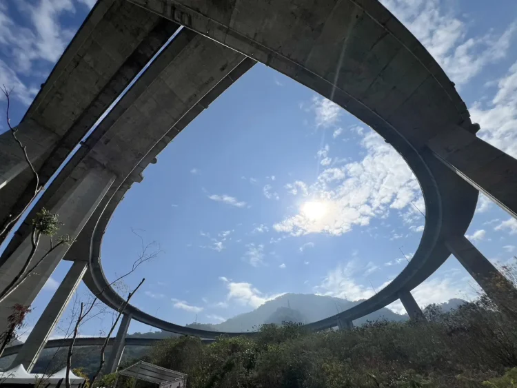 南投國姓咖啡節綠雕園區開幕 全新愛心景觀打卡點啟用