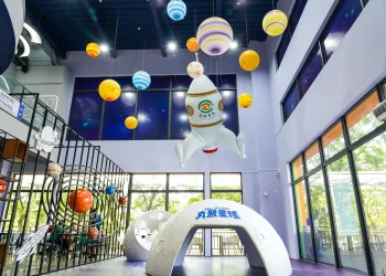 白梅如雪鋪滿山頭　嘉義梅山公園迎來浪漫花季