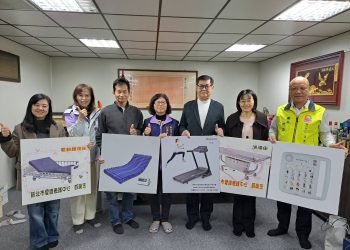 圓融行善團媒合謝坤樹及蔡吉隆 贈40萬元復健器材給兩身障機構