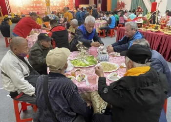 新北善悅關懷協會圍爐關懷街友　義剪、義診與職涯媒合同步進行