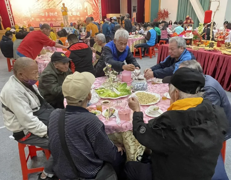 新北善悅關懷協會圍爐關懷街友　義剪、義診與職涯媒合同步進行