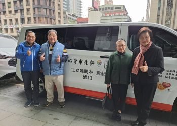 侯友宜民間友人林宴臨再捐2輛復康巴士　兌現承諾累計18輛　仍會持續支持社福