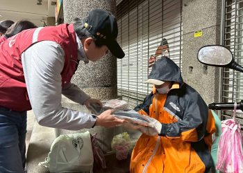氣溫下探8度　新北深夜送暖　發放禦寒物資守護街友