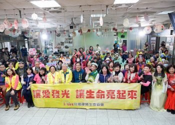 台灣優質生命協會到牡丹心據點娛樂長輩　陳亞蘭、王彩樺教唱歌仔戲　白雲幫送餐
