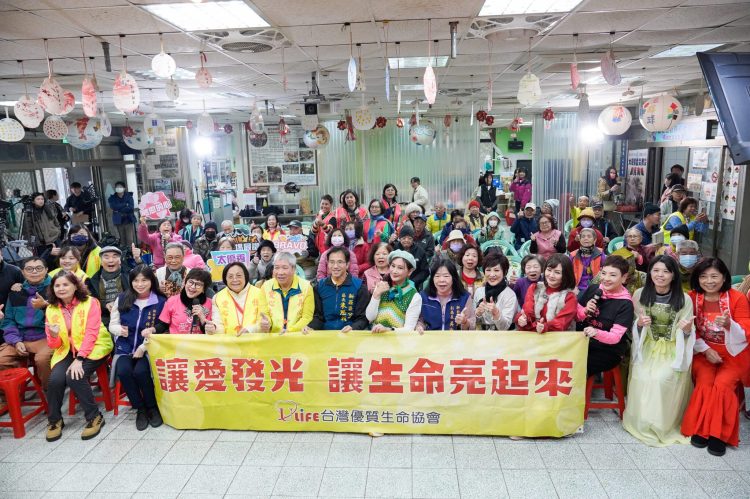 台灣優質生命協會到牡丹心據點娛樂長輩 陳亞蘭、王彩樺教唱歌仔戲 白雲幫送餐