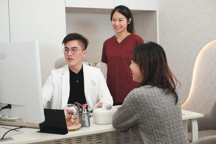 初悅婦研院長周維薪醫師(左1)表示,創辦初衷是看見現代女性因長期處於高壓與「亞健康」狀態,急需一個能被仔細看見、被專業對待的地方。
照片由「初悅婦研」提供