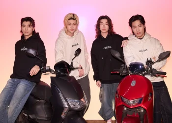 帕拉斯自己當業務親手送專輯　團員化身外送員面交 CD 給粉絲