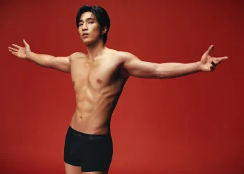 婁峻碩開春「紅」運當頭　裸身躍馬展現性感體魄