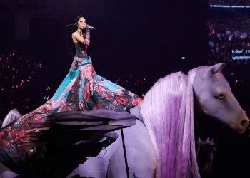 JOLIN 蔡依林駕馭「彩翼飛馬」吟唱愛之樂章 尋真愛敲響2025倒數序曲