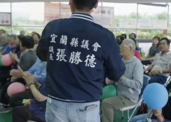 張勝德拋「提前10年」政見　90歲以上長者健保費縣府全額負擔