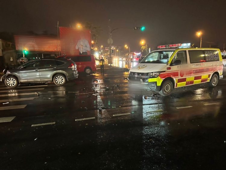 冬山鄉休旅車未禮讓救護車2車相撞　5人受傷