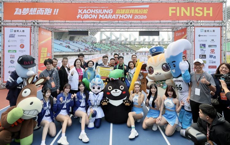 高雄富邦馬拉松16周年熱血開跑　陳其邁化身恐龍與吉祥物同場競速