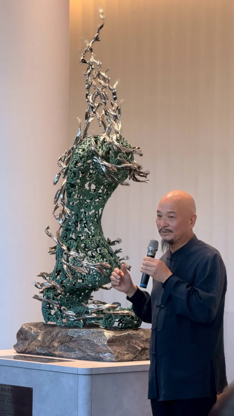 「美麗傳說 從港出發 – 許文融大師 於高雄港旅運中心揭幕雕塑《美麗傳說》 現場揮毫引領國風之美」