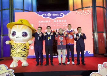 北港朝天宮聯名高捷　蜜柑站長彩繪列車吸睛登場