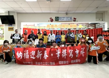 藝術結合公益　高雄市立岡山醫院串聯嘉興國中美術班　辦春聯義賣活動