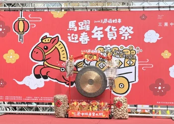 高雄過好年開跑　陳其邁三鳳中街拜早年　發馬年限定小紅包