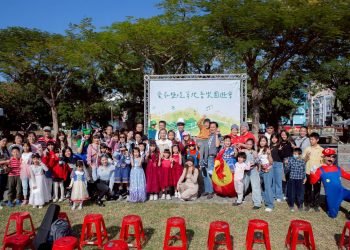 不走造勢演講路線 林哲弘以親子園遊會凝聚鹽埕 邱議瑩、黃捷路過揮手祝福初選順利