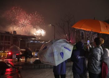 虎仔山煙火璀璨點亮港灣　船鳴、市集交織基隆最美跨年夜