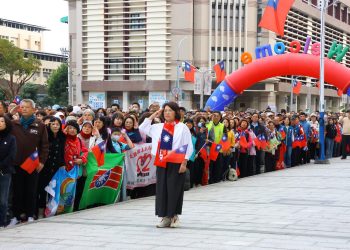 黃敏惠率市府團隊升旗健行　旗海飄揚迎接2026