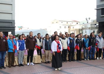 黃敏惠參加經國、精忠新城元旦升旗　陪伴佛光寶寶迎新年