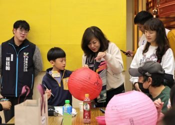 極樂寺元旦辦三好燈籠彩繪賽　邱佩琳賀新年祈願基隆和諧喜樂