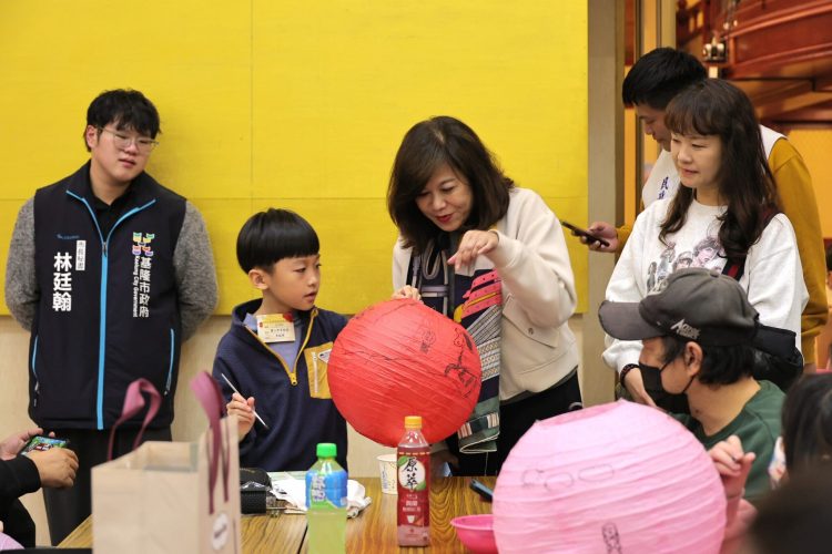 極樂寺元旦辦三好燈籠彩繪賽 邱佩琳賀新年祈願基隆和諧喜樂