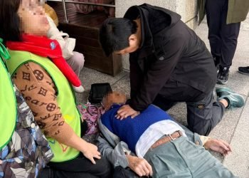 與死神搶命！基隆休假消防小隊長街頭CPR救回百歲翁