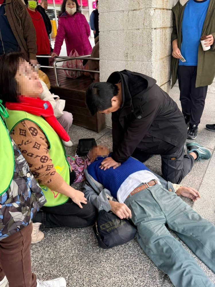 與死神搶命!基隆休假消防小隊長街頭CPR救回百歲翁