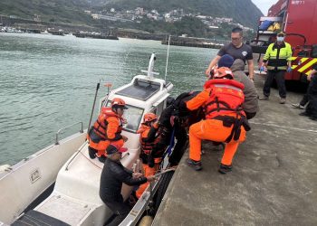 水湳洞驚魂！2釣客遭海浪捲落　海巡、漁民急馳成功救援